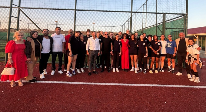 Kadın Basketçiler Halı Sahada Stres Attı