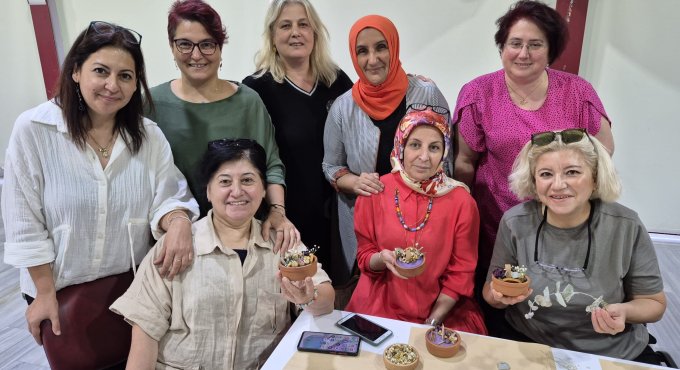 GÖLCÜK'TE KADINLAR KENDİ MUMLARINI TASARLADI