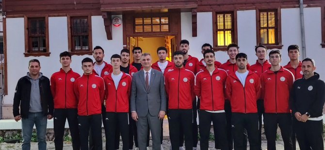 BAŞKAN SEZER VOLEYBOL TAKIMINA MORAL VERDİ