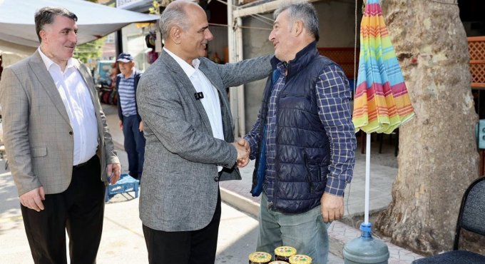 Başkan Söğüt, pazarda esnaf ve vatandaşlarla buluştu