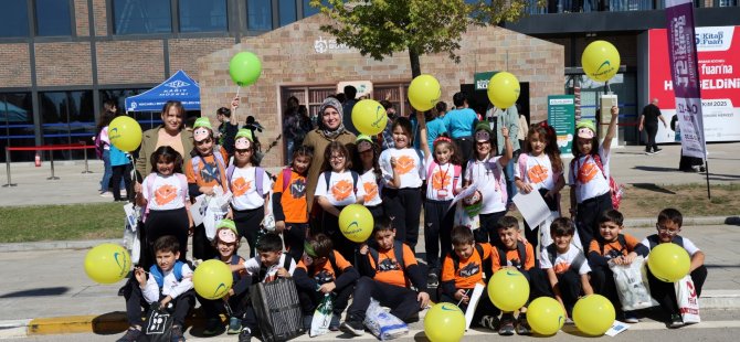 Kitaplarla dolu bir gün öğrencileri mutlu etti; Öğrenciler, Kitap Fuarı’na koşuyor