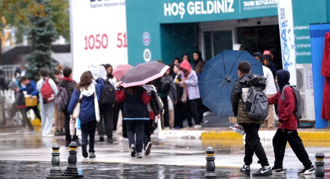 Kitap sevgisi o şarkıyı hatırlattı; “Dışarıda yağmur var aldırmıyorum”