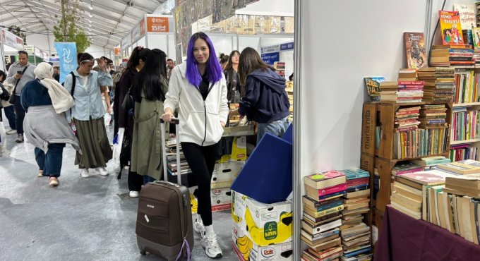 Fuardan valiz dolusu kitapla çıkıyorlar