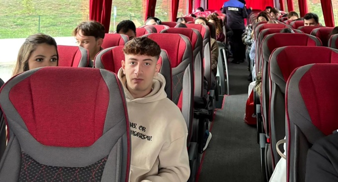 GÖLCÜK BELEDİYESİ'NDEN ÖĞRENCİLERE ÜCRETSİZ ULAŞIM DESTEĞİ