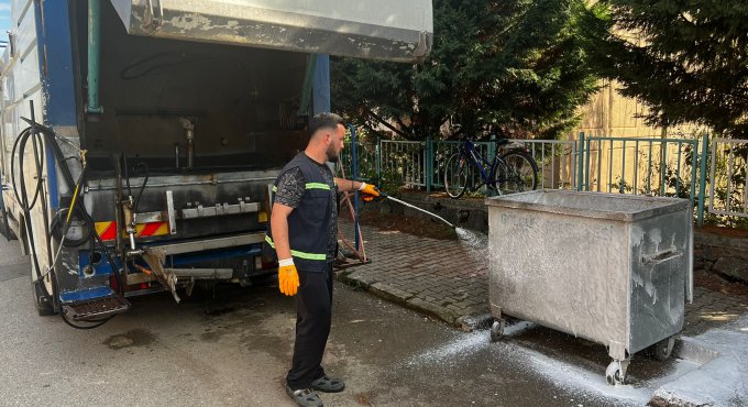 Gölcük’te çöp konteynerleri düzenli olarak temizleniyor