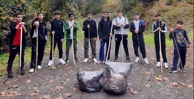 Körfezli futbolcular çöp topladı!