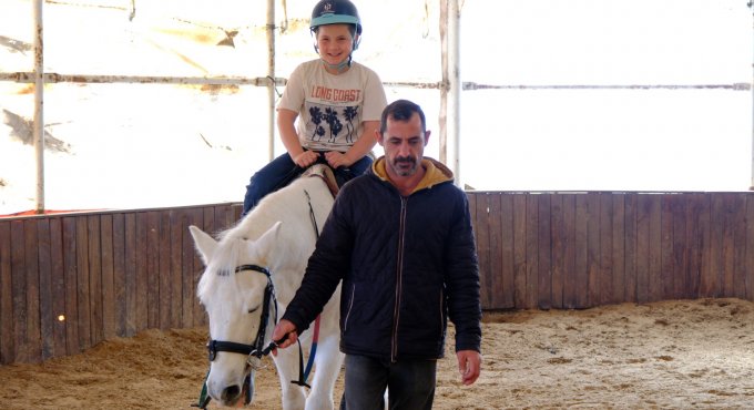 Ara tatili at üstünde geçirdiler