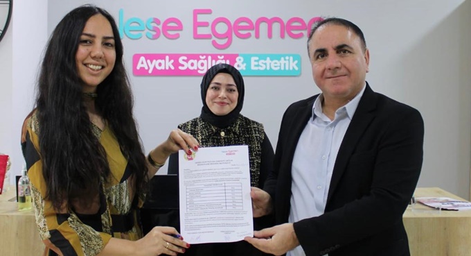 GAZETECİLERİN AYAKLARINA SAĞLIK