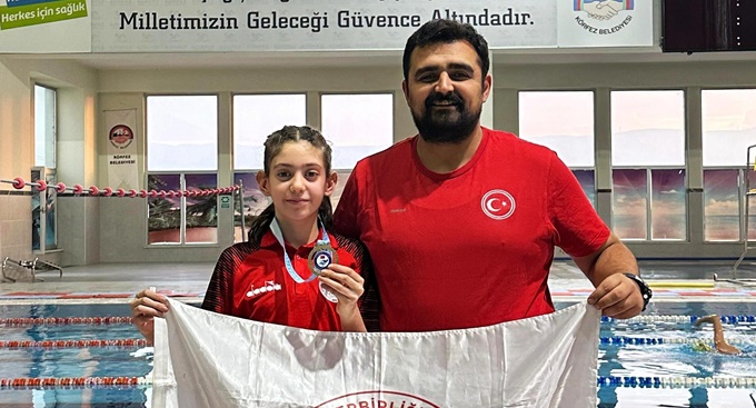 Körfezli genç yüzücü Dersu Trabzon’dan madalyayla döndü