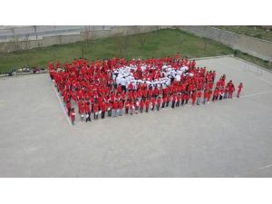 Öğrencilerden Dev Türk Bayrağı Figürü