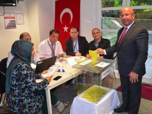 Yurt Dışındaki Türk Vatandaşları Oy Kullanmaya Başladı
