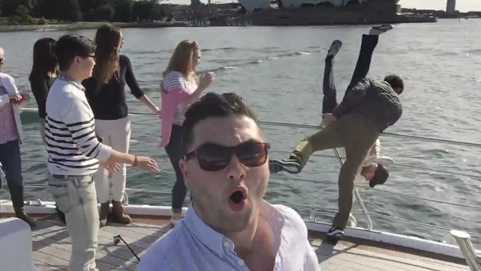Amerikan turist japon turistti tekneden attı