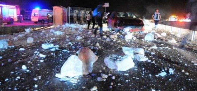 Taş yüklü TIR devrildi, karayolu karıştı