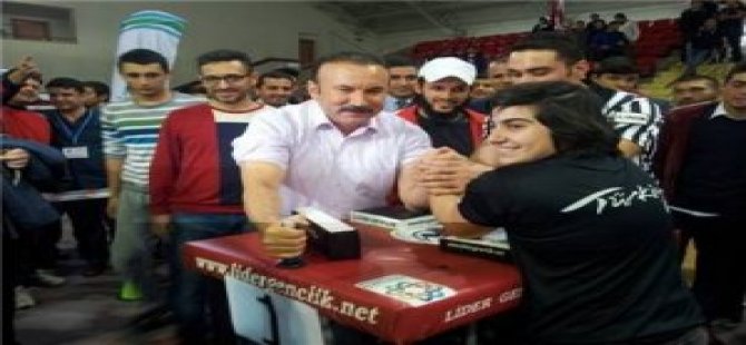 Bilek Güreşinde 194 Sporcu Yarıştı