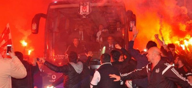 Beşiktaşlı taraftarlardan takıma meşaleli moral