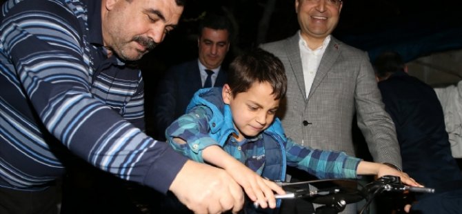 Esnafın Darbettiği Suriyeli Çocuğa Cumhurbaşkanı Erdoğan Bisiklet Hediye Etti