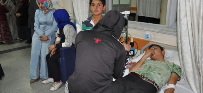 Minibüs ile otomobil çarpıştı! 12'si öğrenci, 15 yaralı