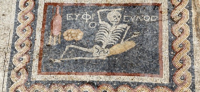 Antakya'da "Neşeli Ol Hayatını Yaşa" Yazılı Mozaik Bulundu