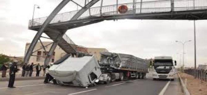 TIR Üst Geçide Çarptı