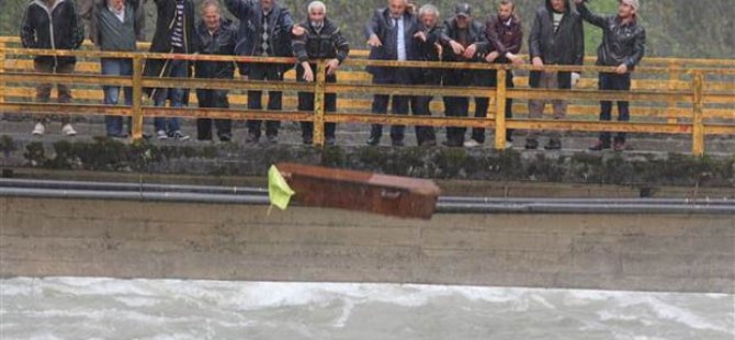 Tabutu Dereye Fırlattılar