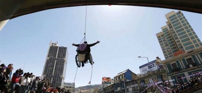 Tekerlekli Sandalyesiyle Kendini Üst Geçide Astı