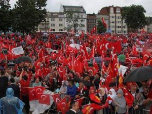 Almanya'da Türkler meydanlara indi!