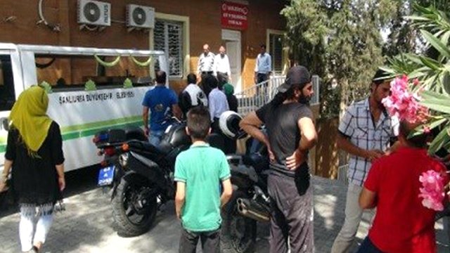 Ev Arkadaşını Boğazını Keserek Öldürdü!