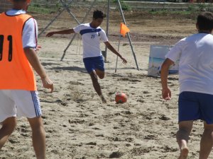 Cebeci’de renkli görüntülere sahne olan Plaj Futbolu’nda şampiyon Kocaeli Birlik 2 oldu