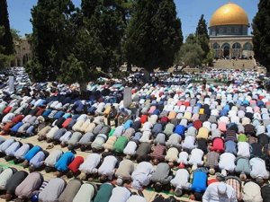 Aksa'da 35 bin Müslüman Cuma namazı kıldı