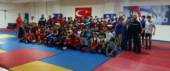 Güreşçiler İstanbul’da Güreşti