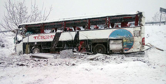 Yolcu otobüsü uçuruma yuvarlandı!