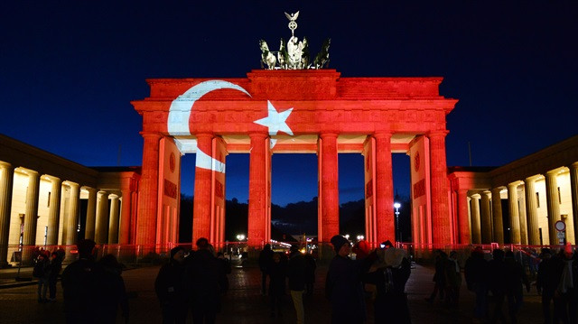 Brandenburg Kapısı, Türk bayrağına büründü!