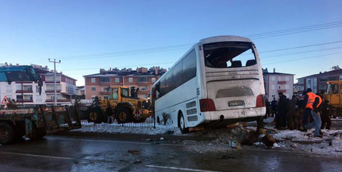 Konya'da öğrenci servisi devrildi: 2 Ölü 41 Yaralı