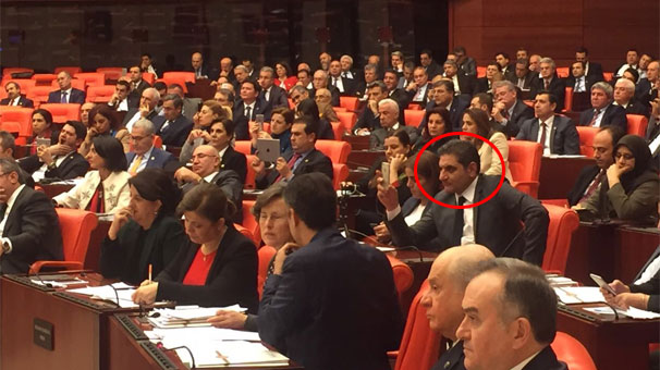 CHP'li Aykut Erdoğdu'nun HDP sıralarına oturması dikkat çekti