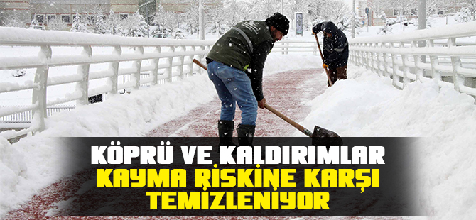 Köprü ve kaldırımlar kayma riskine karşı temizleniyor