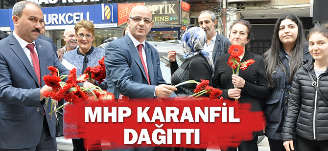 MHP, Yürüyüş Yolu'nda karanfil dağıttı