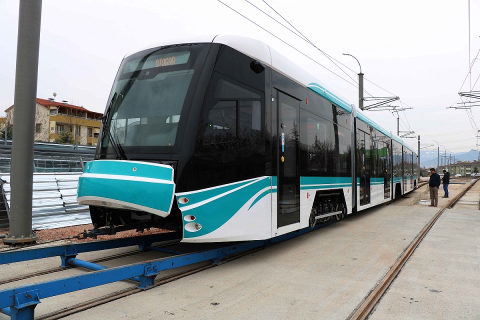 Akçaray’da üçüncü tramvay aracı raylara indi