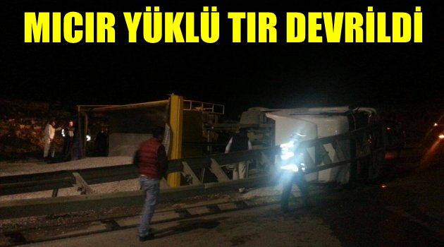 Dilovası'nda mıcır yüklü kamyon devrildi!