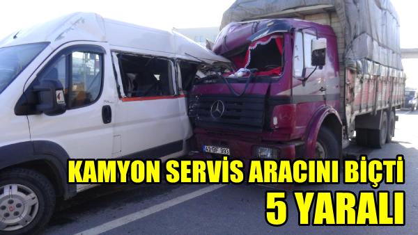 Gebze'de Kamyon, servis aracını biçti!