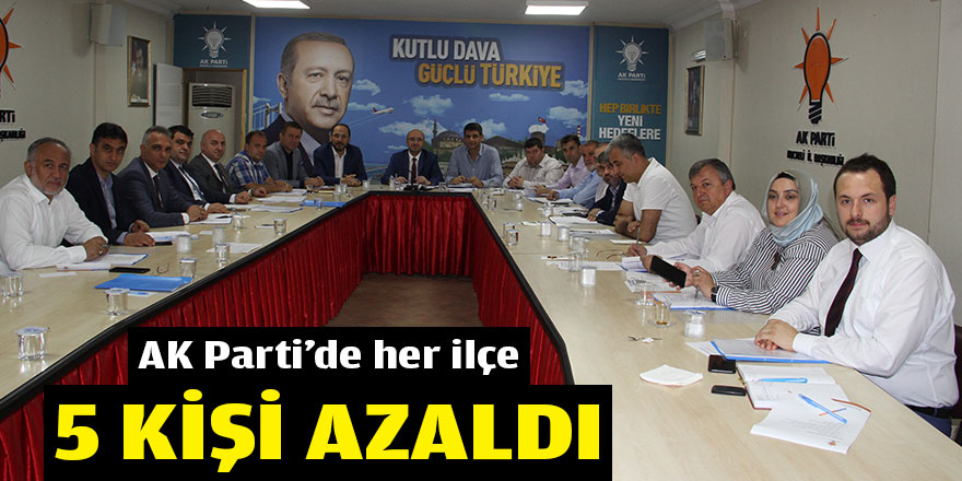 AK Parti’de her ilçe 5 kişi azaldı.
