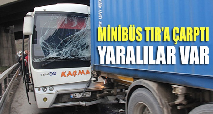 Midibüs TIR'a çarptı: Yaralılar var