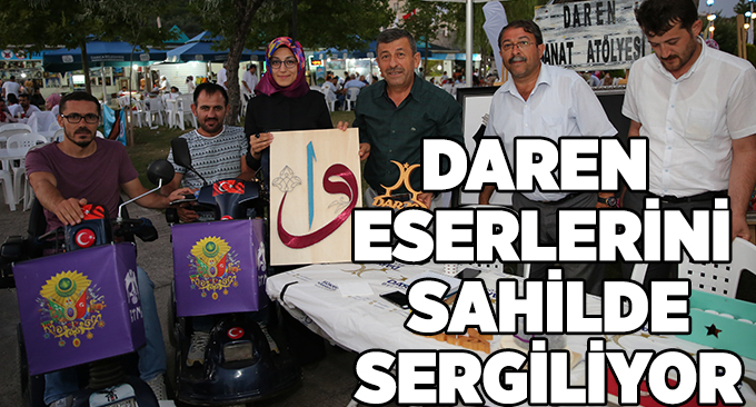 Daren eserlerini sahilde sergiliyor