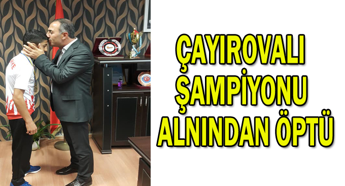 Çayırovalı şampiyonu alnından öptü