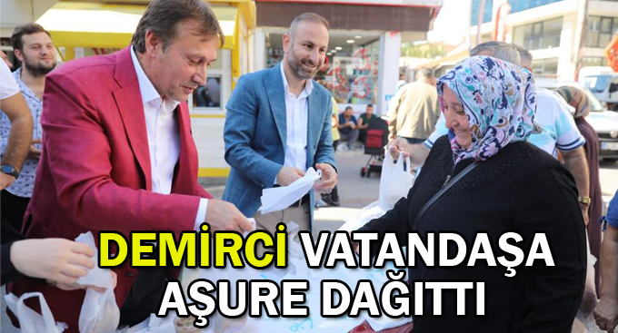 Demirci vatandaşa aşure dağıttı