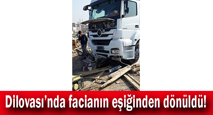Batı kavşağında çalışan işçilerin arasına TIR daldı!