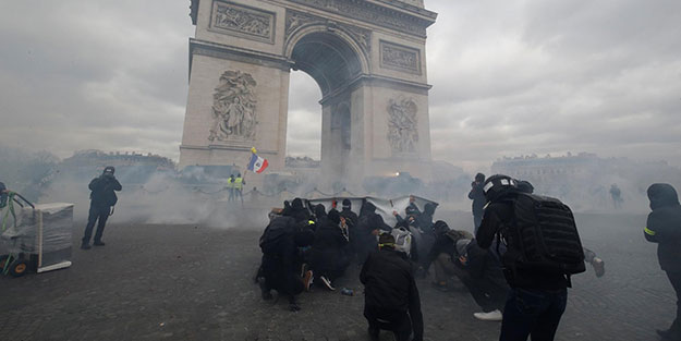 Fransa'da sokaklar savaş alanına döndü!