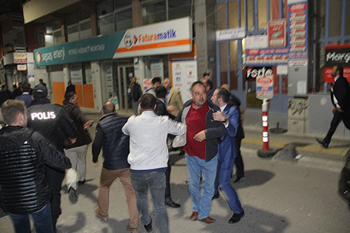 Seçim bürosu açılışında arbede