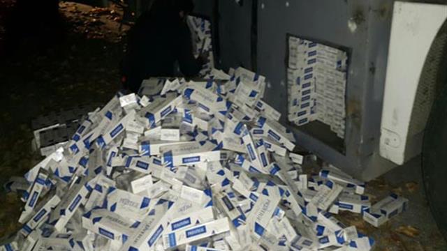 Durdurulan TIR'dan kaçak sigara fışkırdı