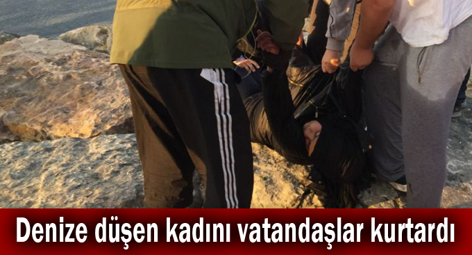 Denize düşen kadını vatandaşlar kurtardı