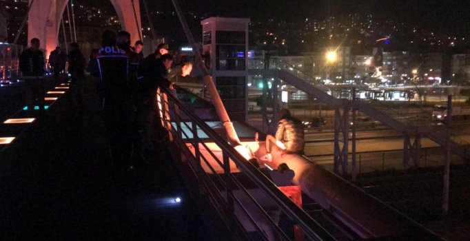 Bileklerini kesip üst geçitten atladı